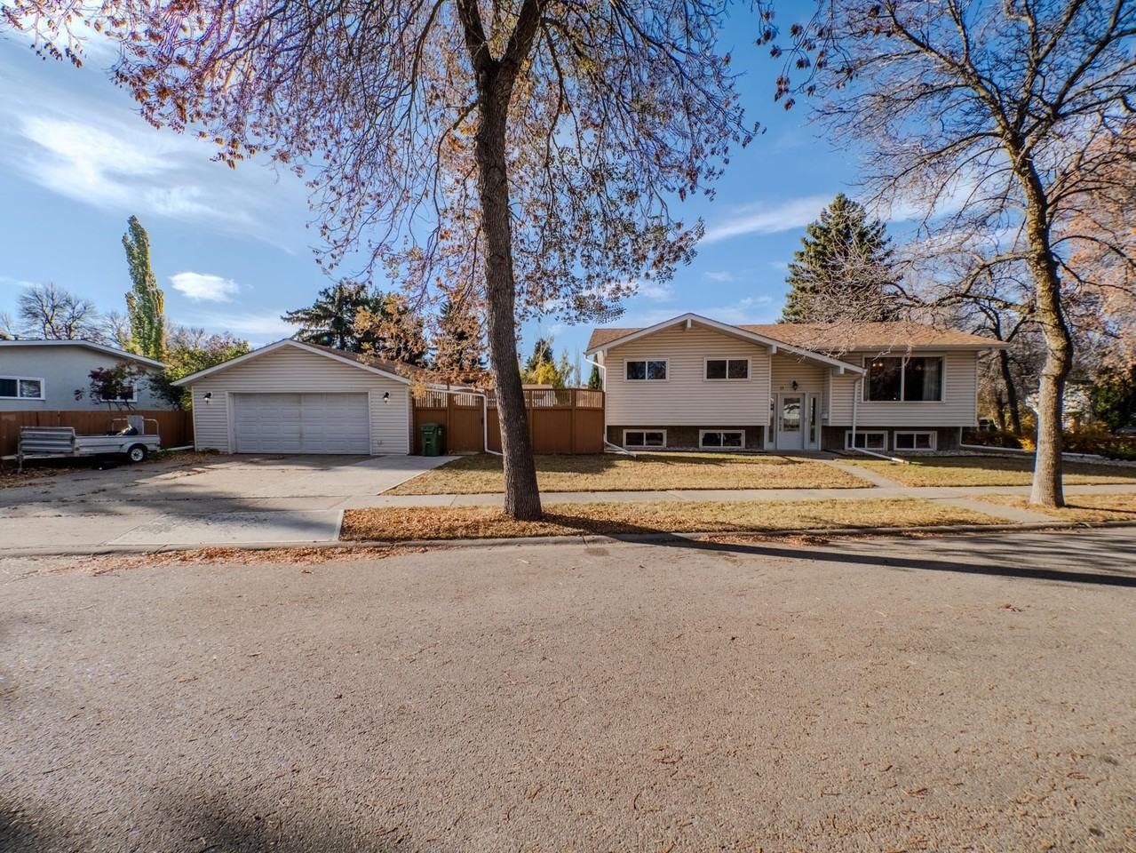 11 Falcon Crescent - Photo 2 of 19