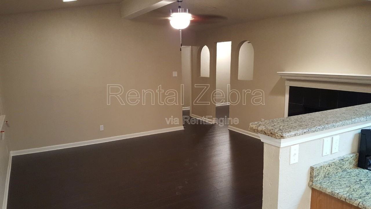 2939 Longmeade Dr - Photo 4 of 37