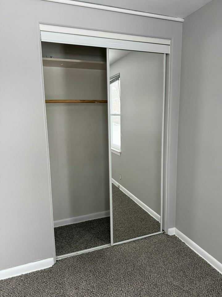 2396 S Long Lake Rd, Unit Lower - Photo 4 of 10