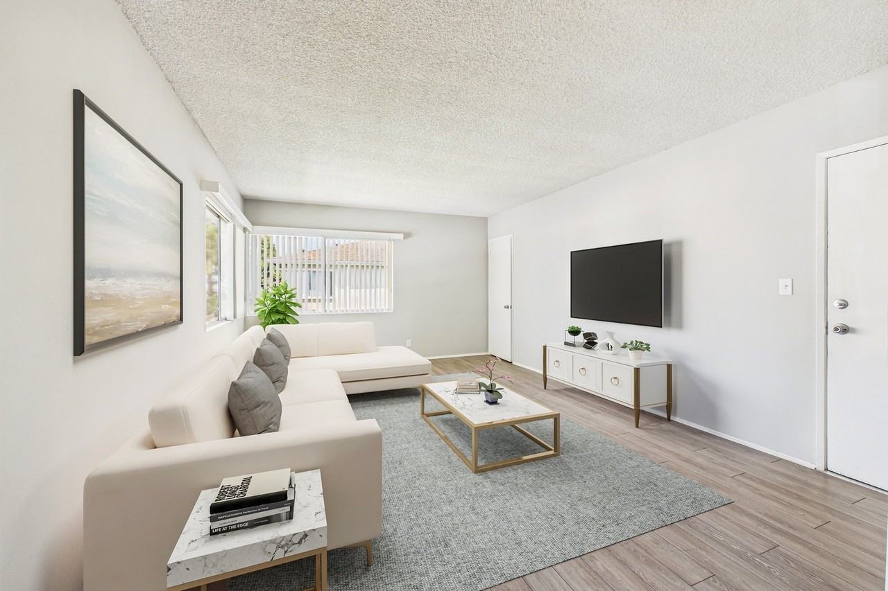 Plaza Peacock - Photo 2 of 38