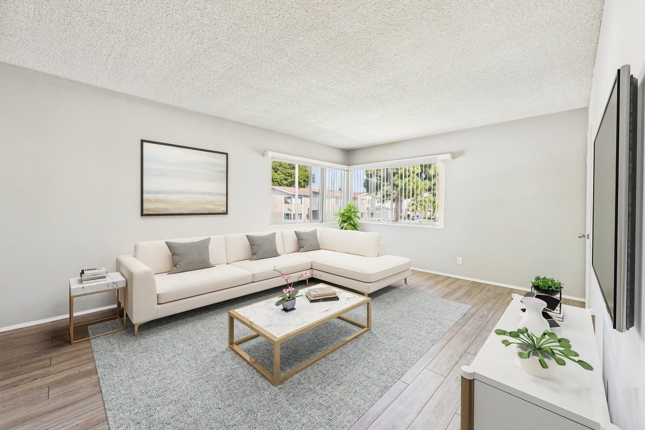 Plaza Peacock - Photo 3 of 38