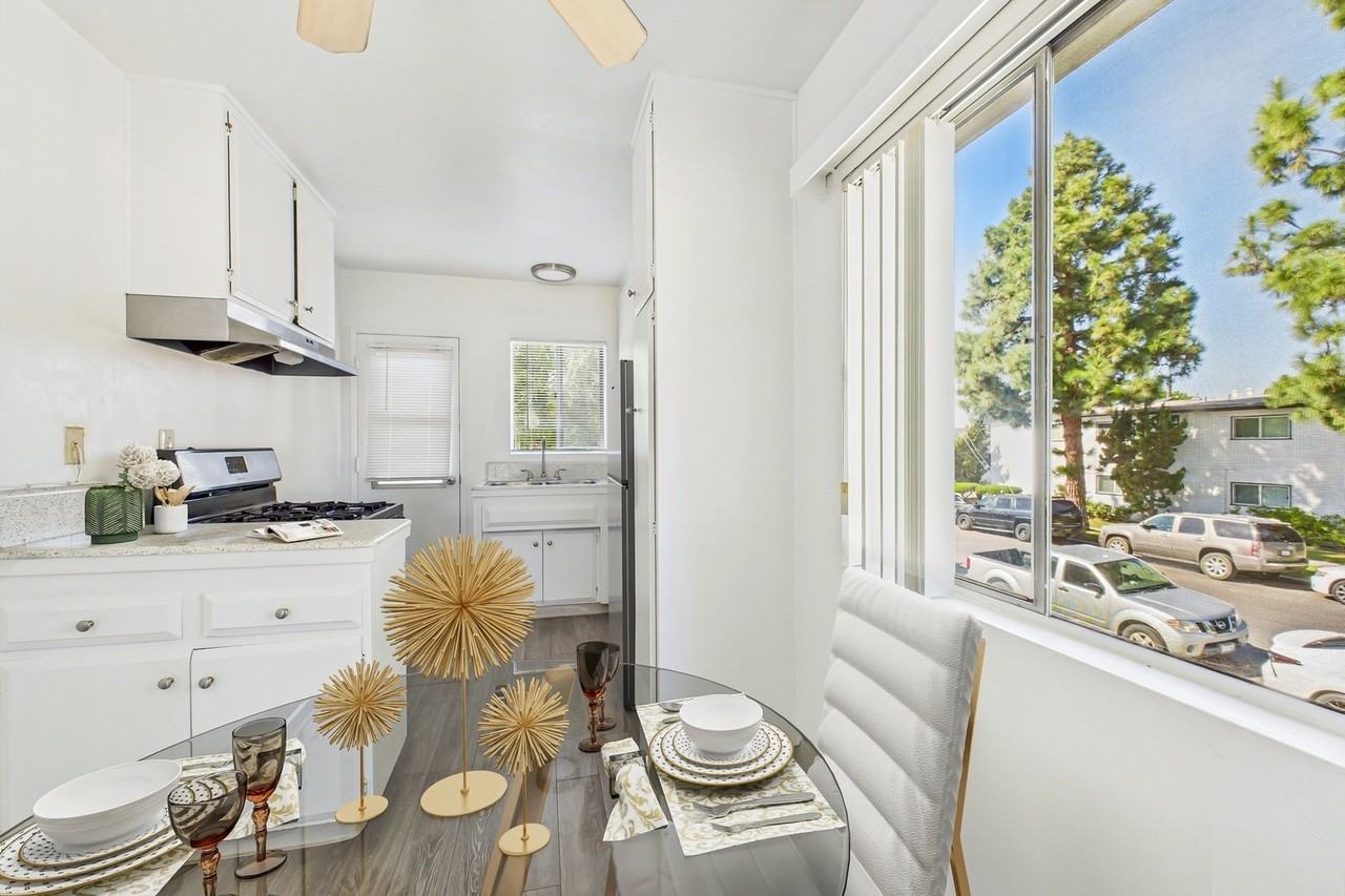 Plaza Peacock - Photo 5 of 38