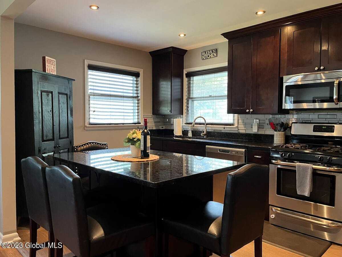 132 Jefferson St - Photo 5 of 22