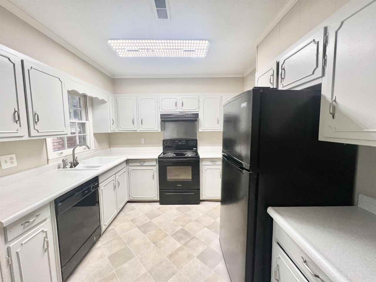 300 Springdale Drive - Photo 5 of 9