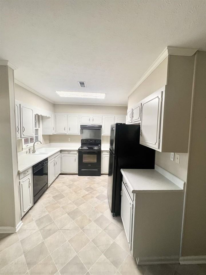 300 Springdale Drive - Photo 6 of 9