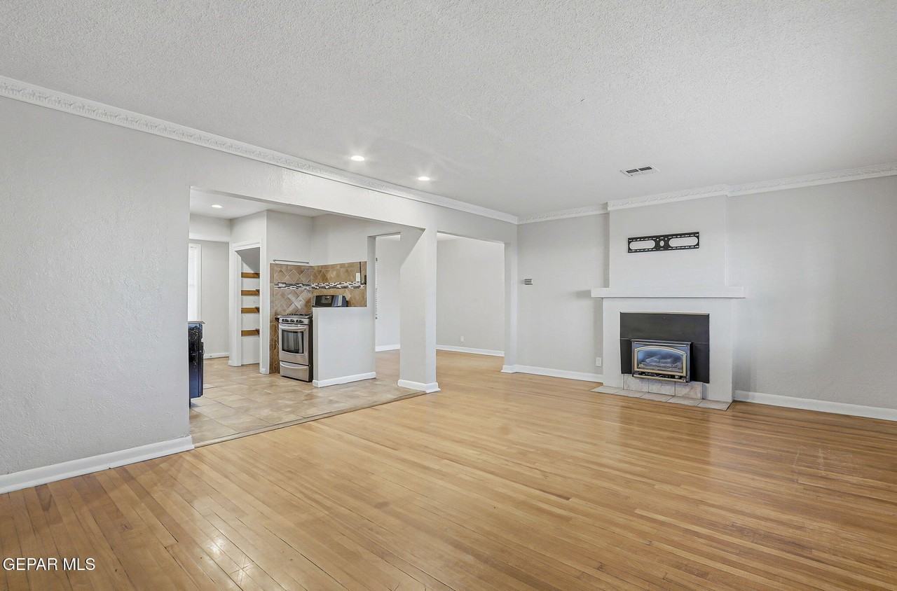 2515 Arizona Ave - Photo 6 of 29