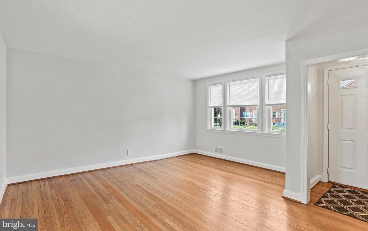 403 Stratford Rd - Photo 3 of 19