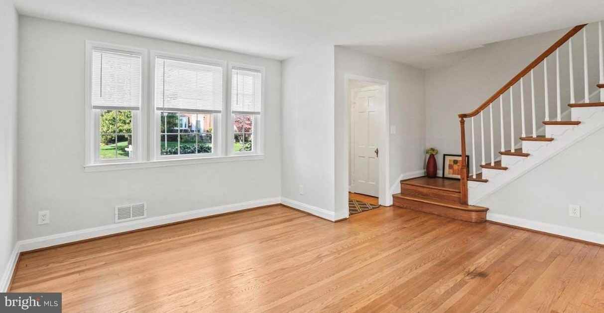 403 Stratford Rd - Photo 5 of 19