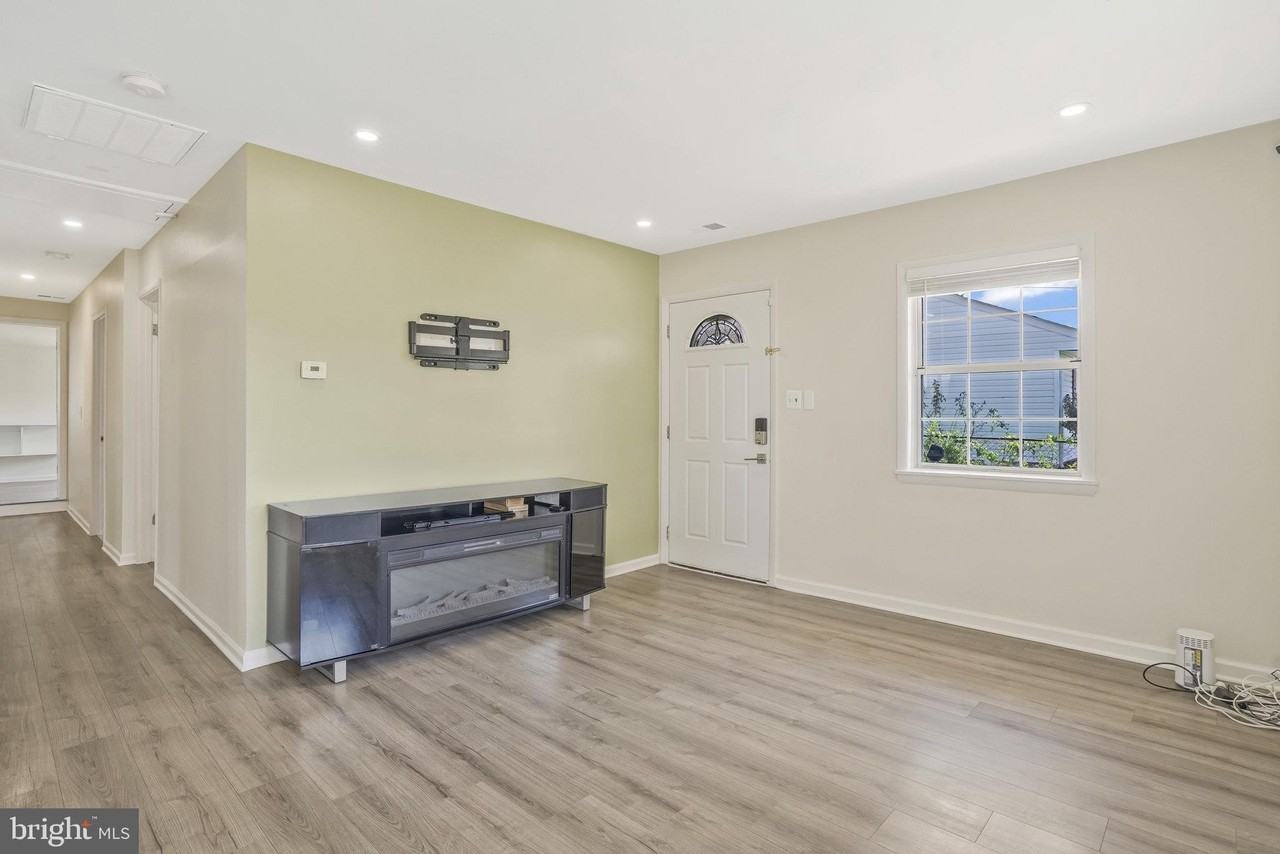 728 Carson Ave - Photo 4 of 32