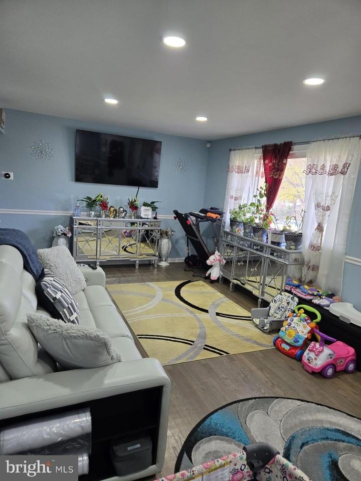 9323 Alcona St - Photo 2 of 21