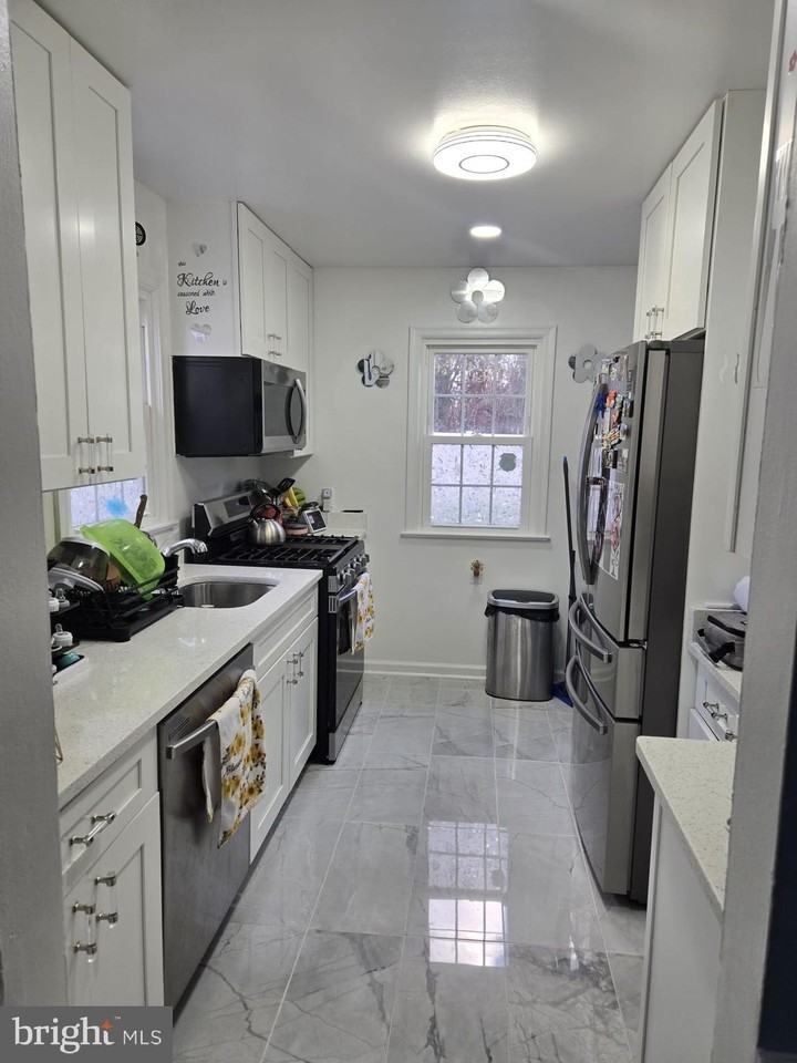 9323 Alcona St - Photo 4 of 21