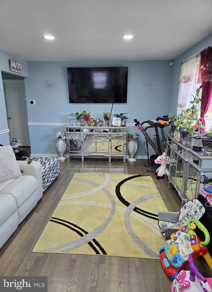 9323 Alcona St - Photo 3 of 21