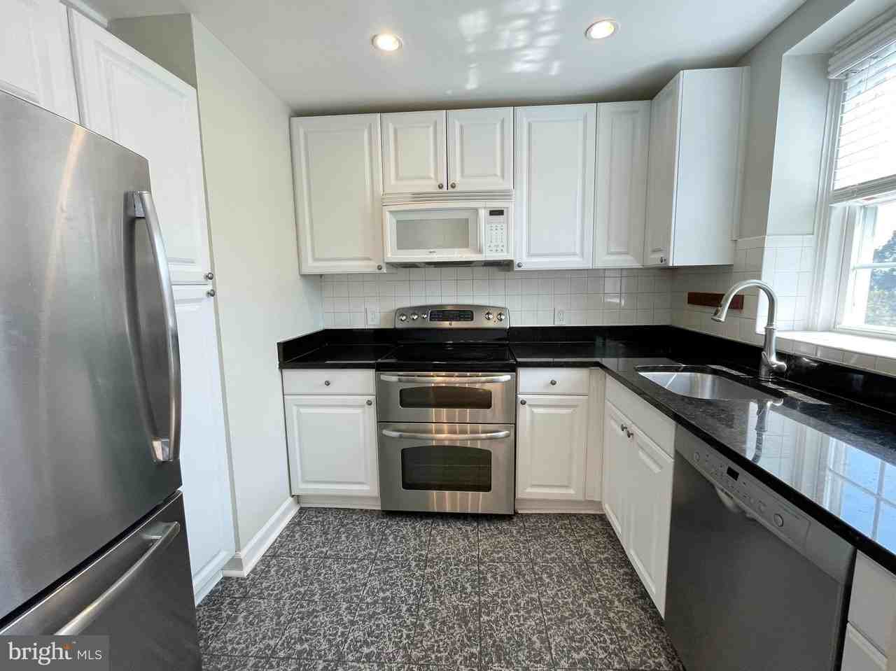 3052 S Buchanan St Apt C2 #C2 - Photo 2 of 29