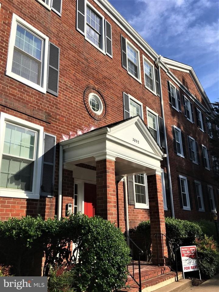 3052 S Buchanan St Apt C2 #C2 - Photo 5 of 29