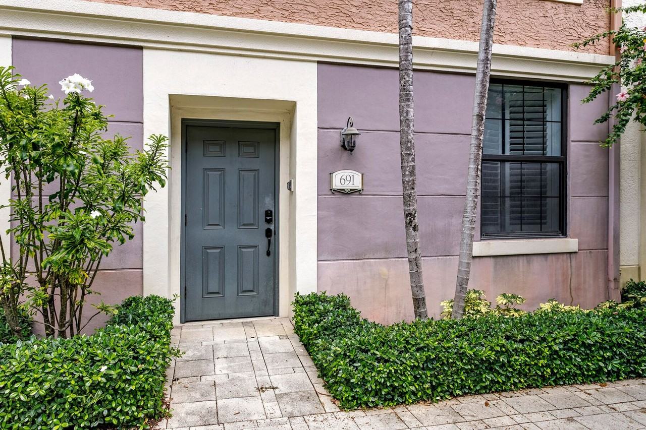 691 Hibiscus Street - Photo 3 of 32