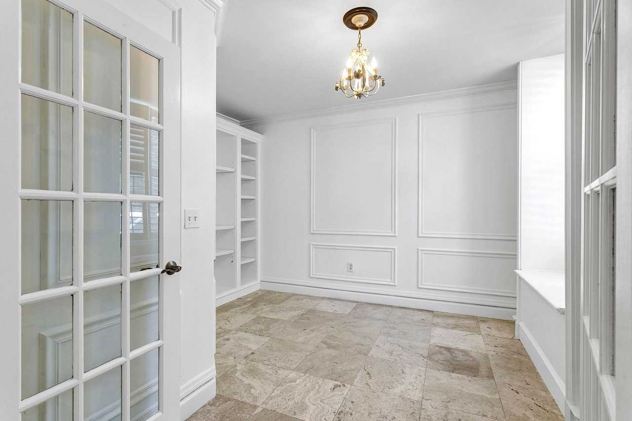 691 Hibiscus Street - Photo 4 of 32