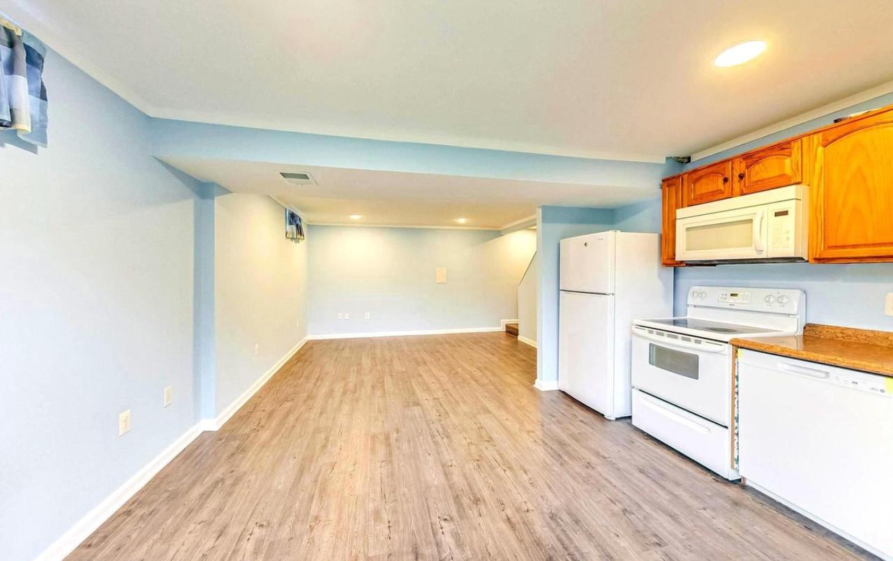 18708 Flower Hill Way #D - Photo 3 of 11