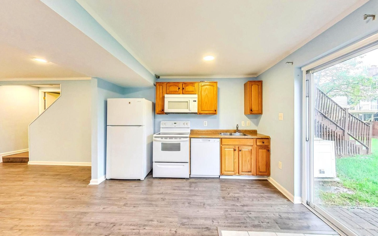 18708 Flower Hill Way #D - Photo 4 of 11