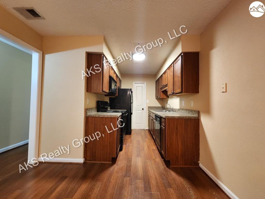 1108 Chapel Creek Dr - Photo 7 of 19