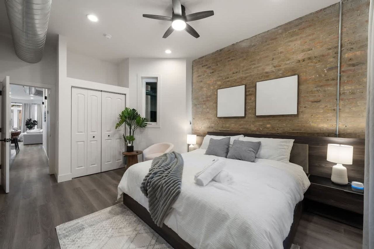 1543 N Claremont Ave #1244947P - Photo 3 of 46