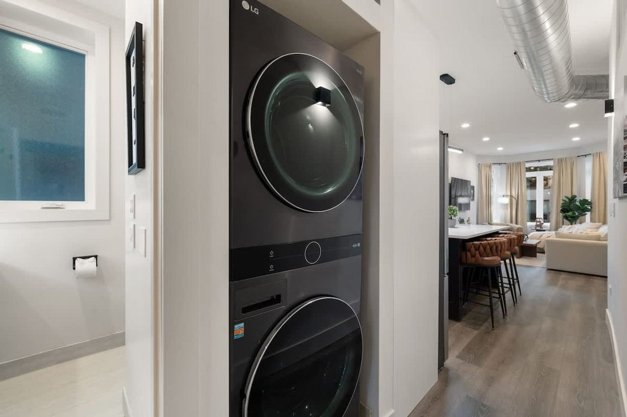 1543 N Claremont Ave #1244947P - Photo 7 of 46