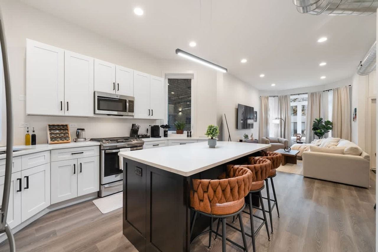 1543 N Claremont Ave #1244947P - Photo 2 of 46