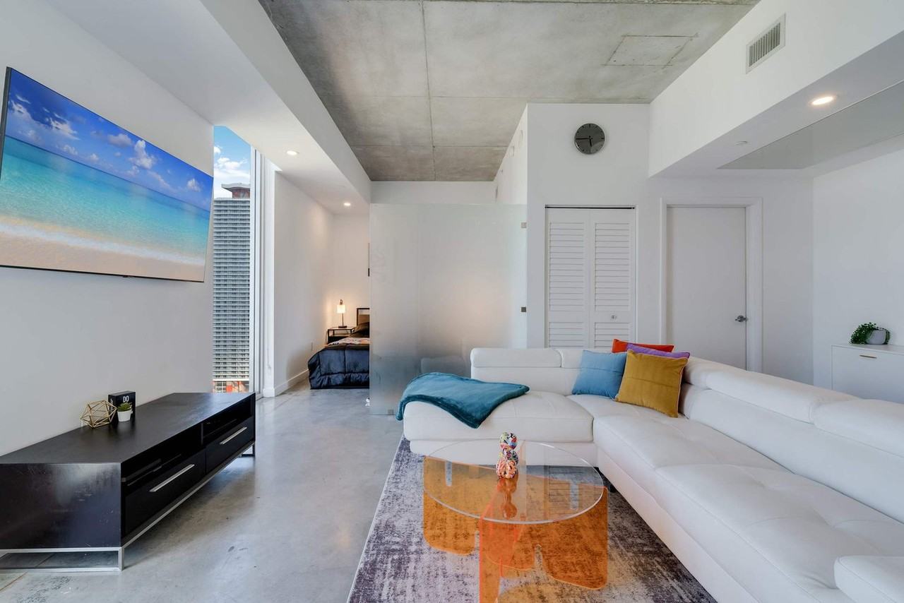 151 Se 1st St #1357114P - Photo 4 of 37