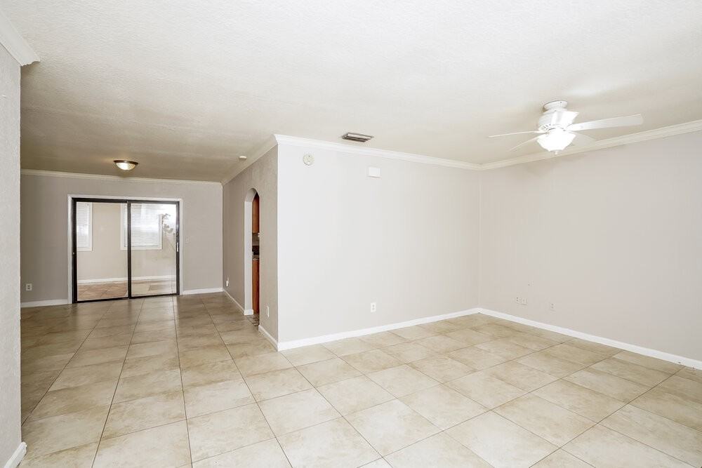 1622 Se Collette Ct - Photo 4 of 15