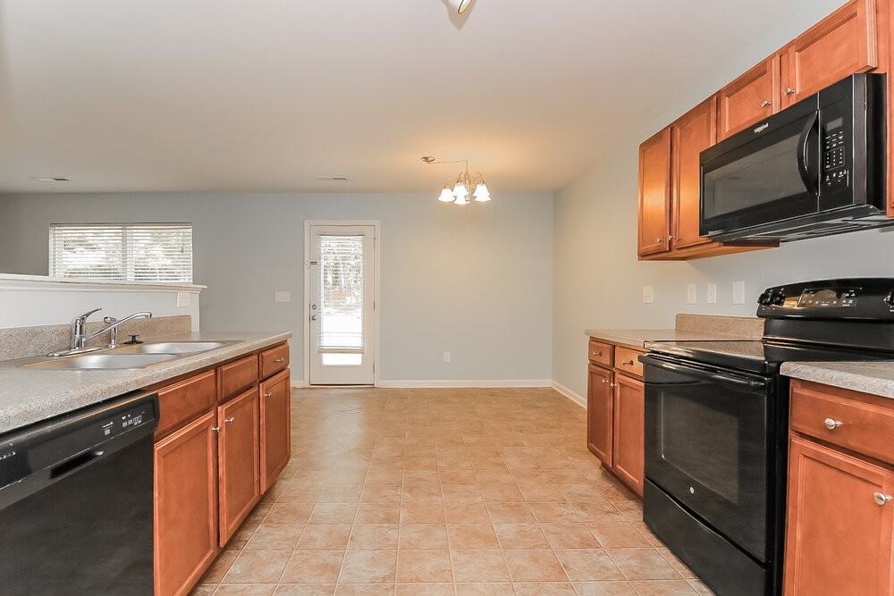 1321 Lowenstein St - Photo 6 of 17