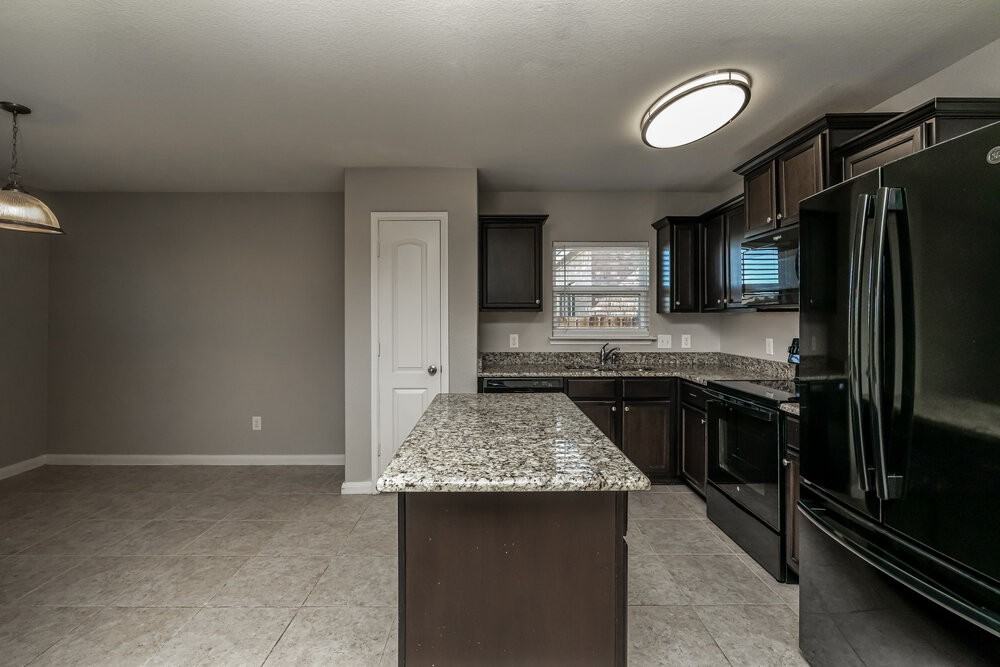 157 Aaron St - Photo 7 of 16