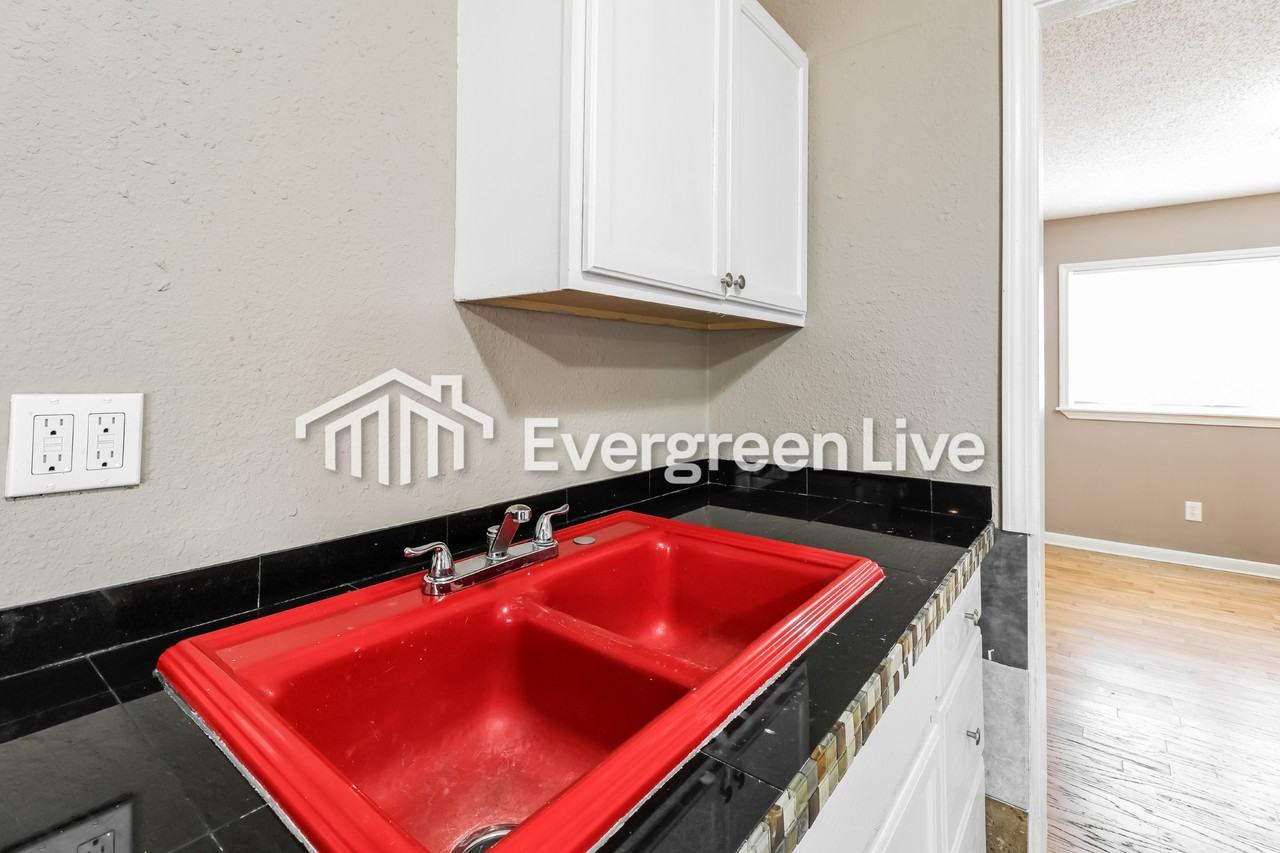 923 Edgehill Dr - Photo 7 of 16