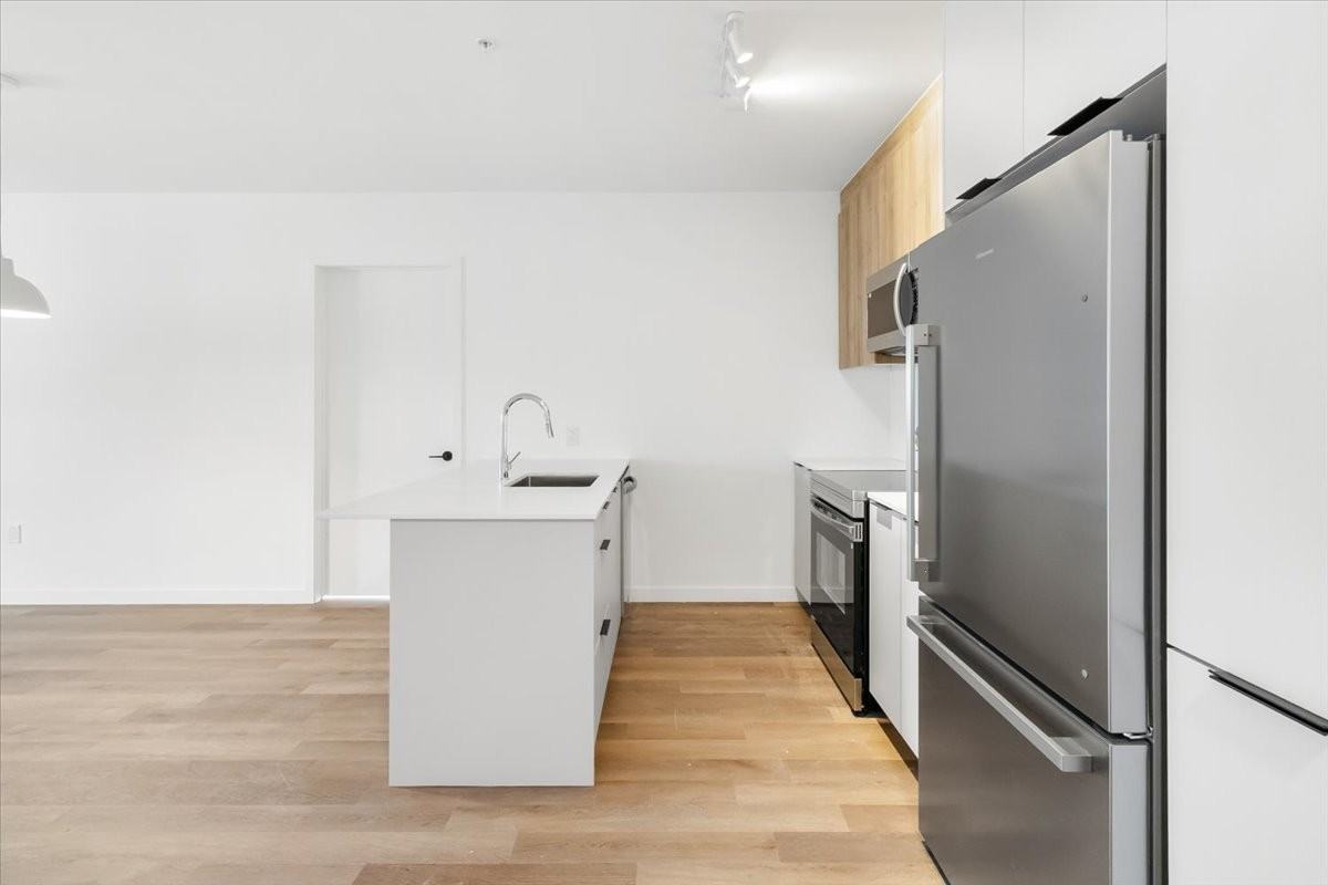 814 2e Avenue #215 - Photo 2 of 19