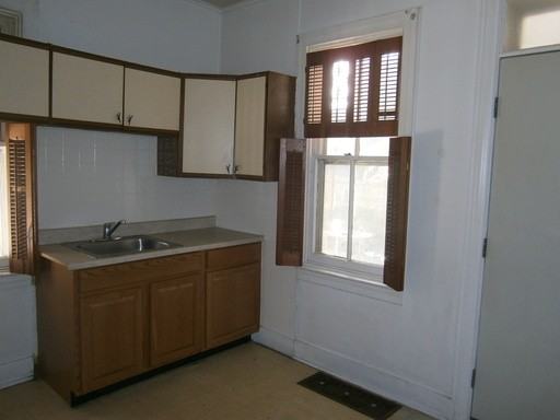 1126-1/2 W Poplar St - Photo 2 of 6