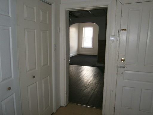 1126-1/2 W Poplar St - Photo 3 of 6