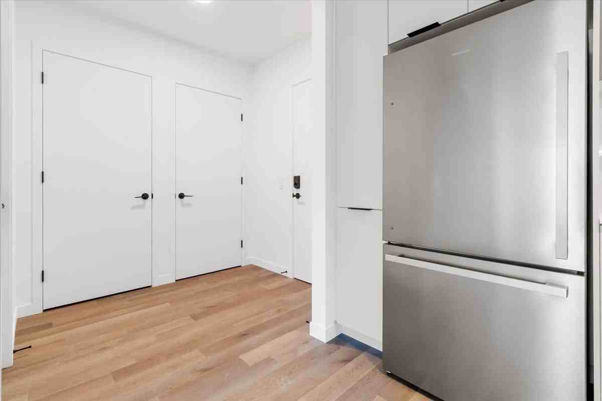 812 2e Avenue #204 - Photo 3 of 10