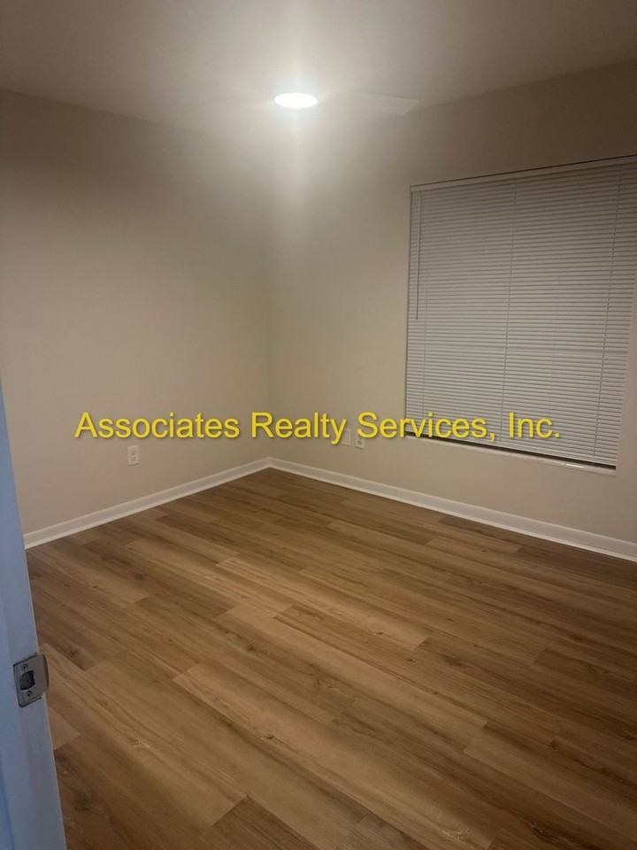 4923 Nw 30th Ter - Photo 4 of 17