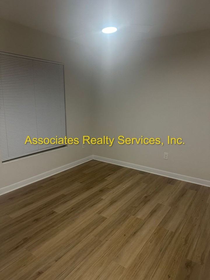 4923 Nw 30th Ter - Photo 5 of 17