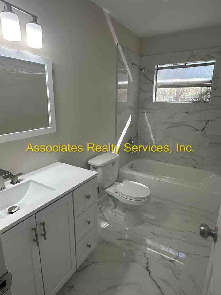 4923 Nw 30th Ter - Photo 7 of 17