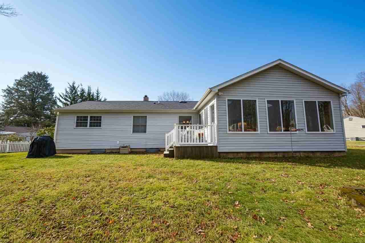 8998 Lakeview Dr - Photo 3 of 40