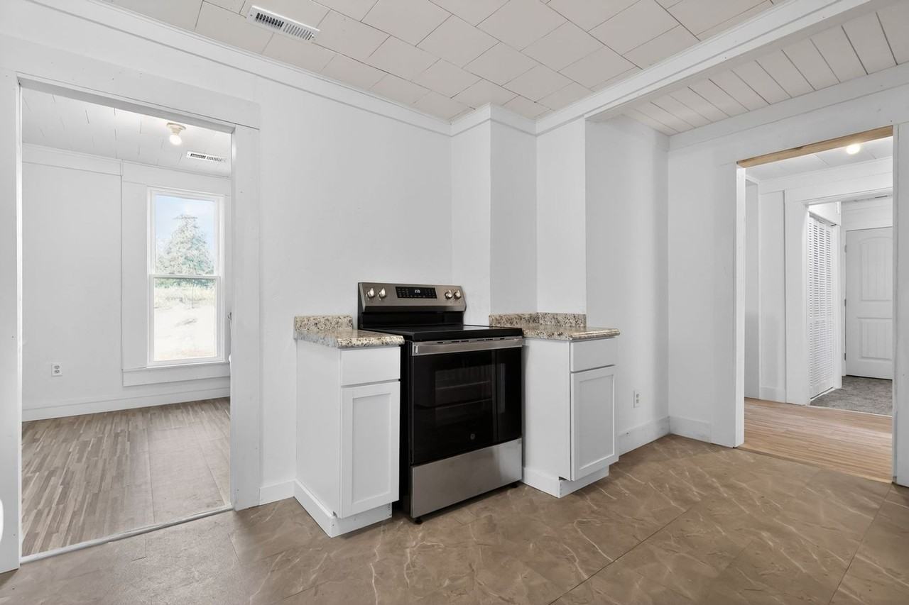 992 North Maple Street - Photo 3 of 37