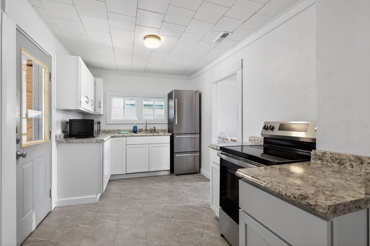 992 North Maple Street - Photo 4 of 37