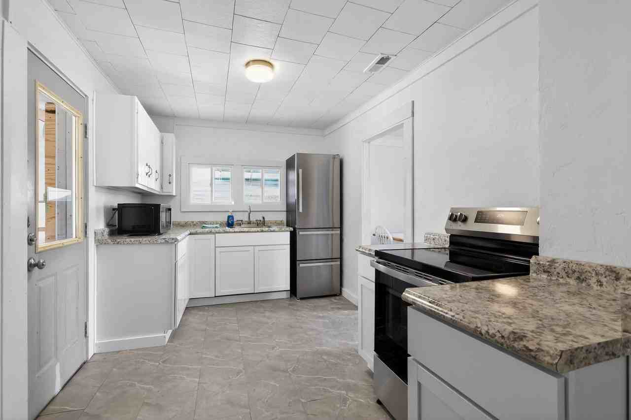 992 North Maple Street - Photo 5 of 37