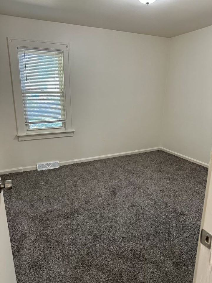 24117 Eton Avenue - Photo 6 of 8