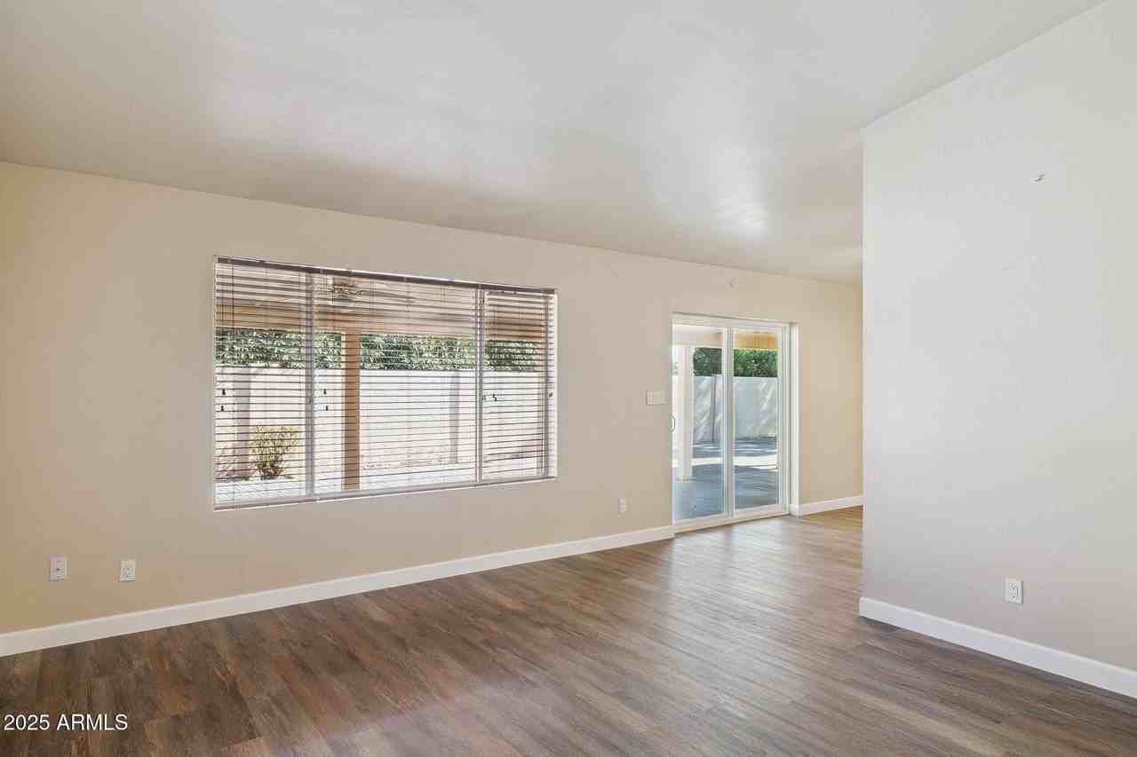 4662 W Kings Ave - Photo 4 of 33