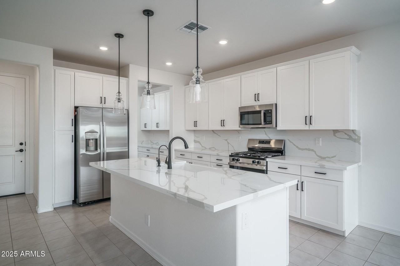 20607 W Rancho Dr - Photo 5 of 32