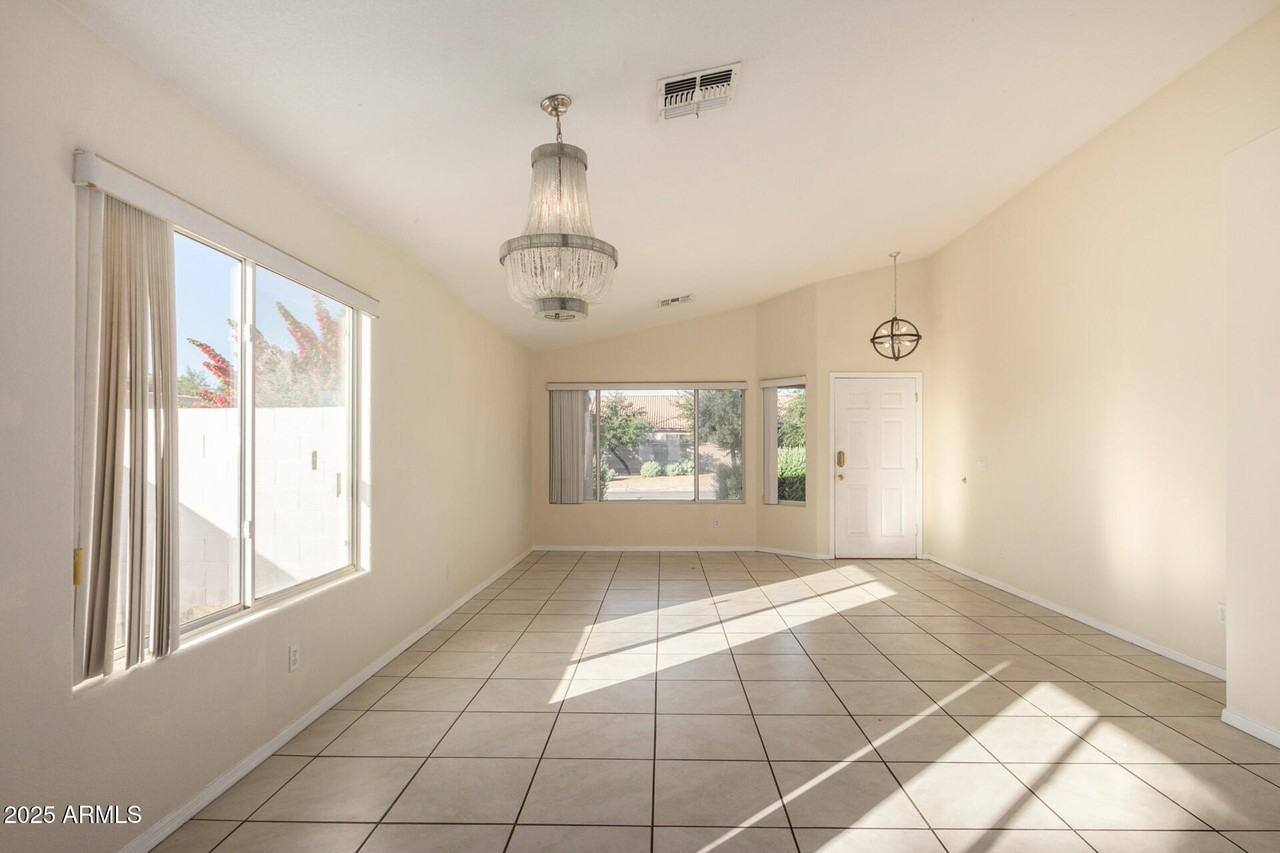 8103 W Tonto Ln - Photo 7 of 32