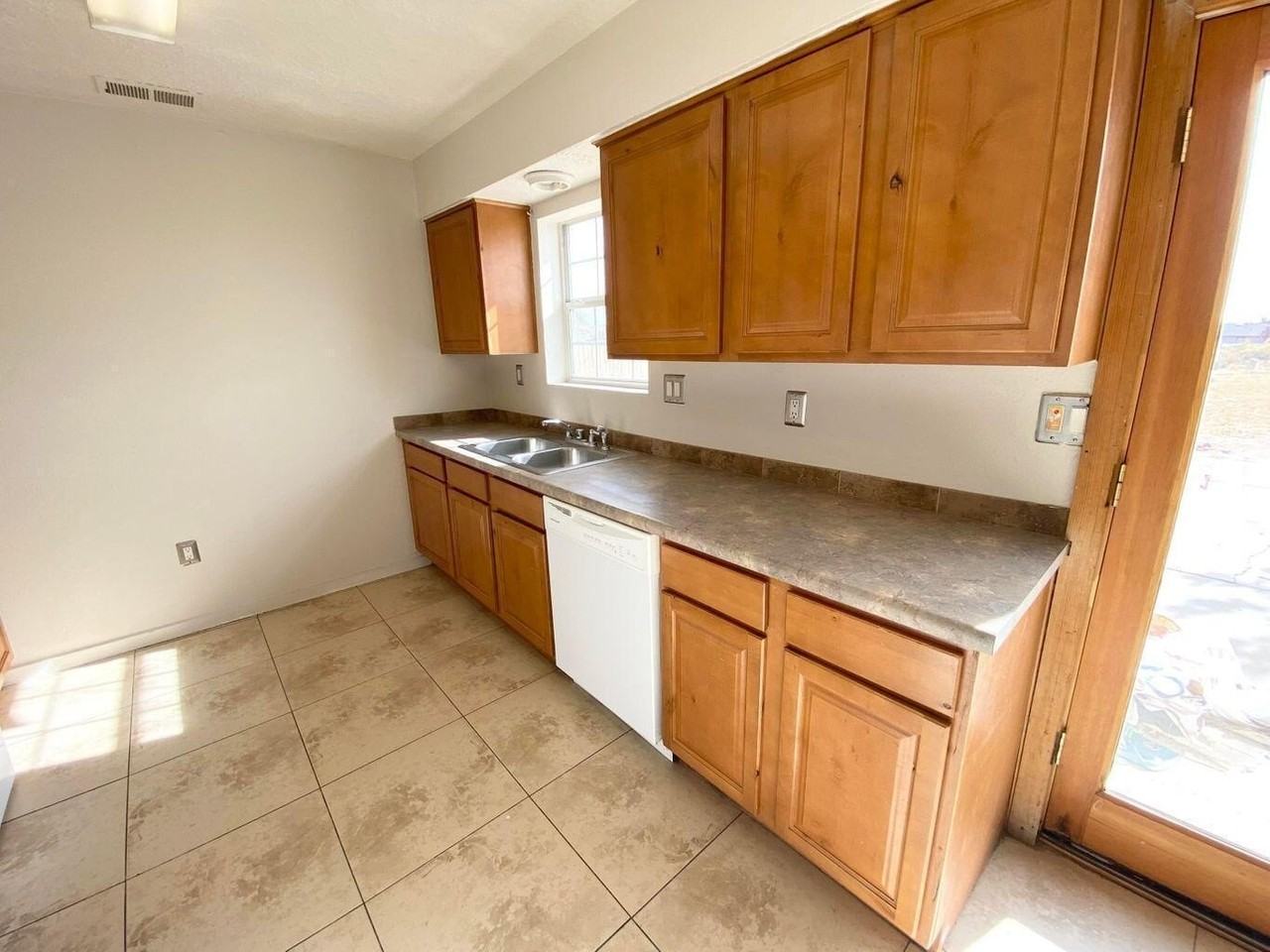 910 11th Avenue Northwest - Photo 7 of 22