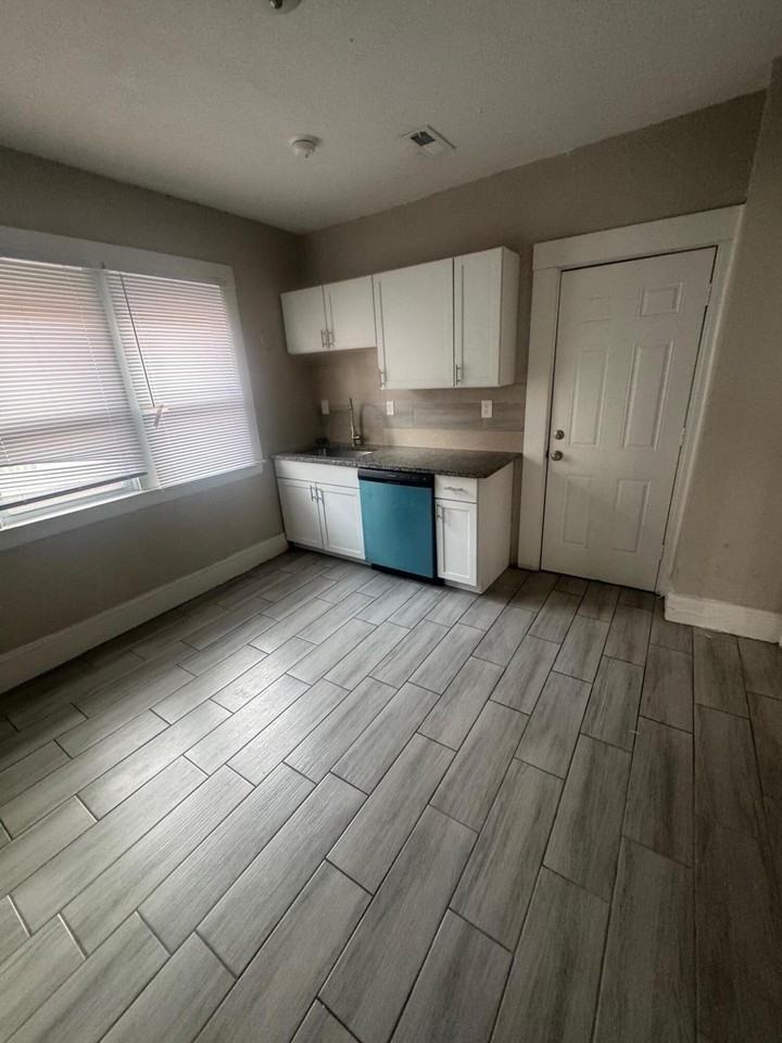 2925 Calvert St - Photo 5 of 9