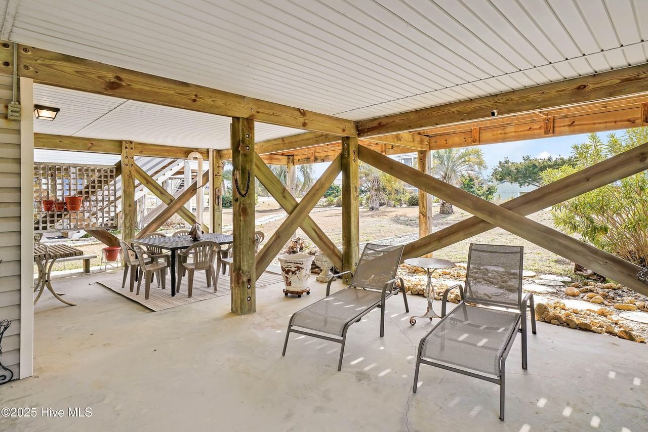 2505 W Dolphin Dr - Photo 5 of 37