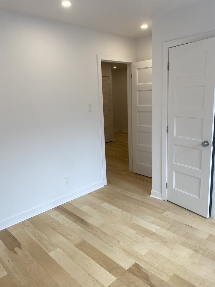 5491 Avenue Victoria #120 - Photo 4 of 10